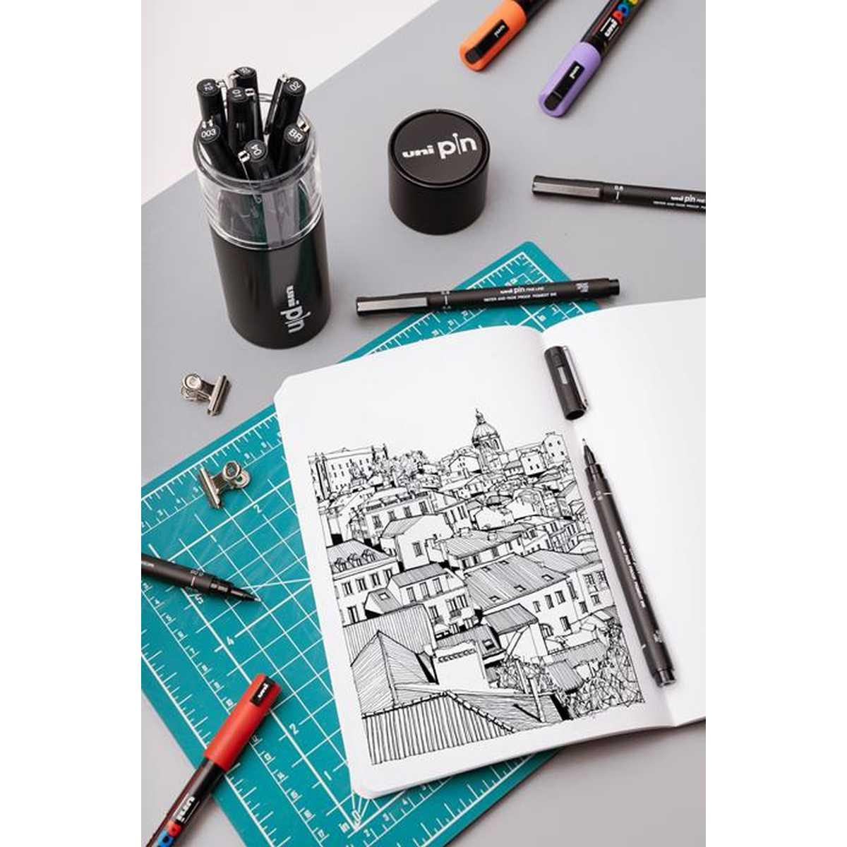 Unipin designer set- 11 fineliner unipin con inchiostro nero in punte assortite